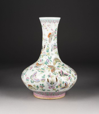 Bild EINE FAMILLE ROSE VASE MIT DARSTELLUNG VON SCHMETTERLINGEN