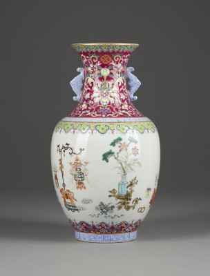 Auktion 143<br>EINE FAMILLE ROSE VASE MIT DARSTELLUNG VON ANTIQUITÄTEN