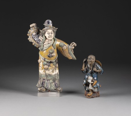 Bild EINE SHIWAN GLASIERTE FIGUR EINES BAUERN UND EINE GLASIERTE FIGUR EINES OPER-CHARAKTERS AUS STEINZEUG