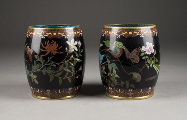 Bild EIN PAAR CLOISONNÉ-VASEN MIT BLUMENDARSTELLUNG
