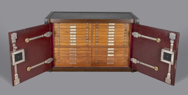 Auction 146<br>BEDEUTENDE BRILLENSAMMLUNG IN FEINEM ANTIKEN ORIGINAL-TRESOR