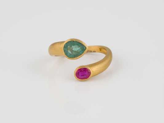 Auction 146<br>SAPHIR-SMARAGD RING