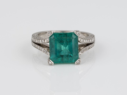 Auction 146<br>SMARAGD RING