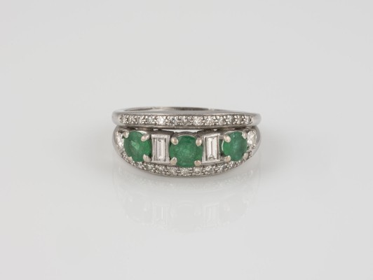Auktion 146<br>SMARAGD-DIAMANT RING