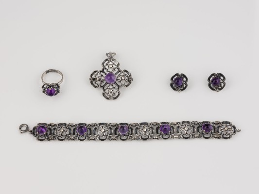 Auction 146<br>TRACHTENSCHMUCK-SET MIT AMETHYST