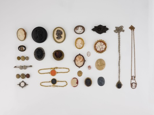 Auction 146<br>26-TEILIGES KONVOLUT SCHMUCKTEILE