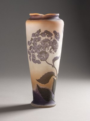 Auction 146<br>GROSSE VASE MIT HORTENSIEN