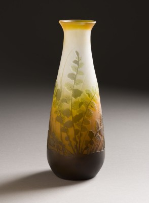 Auction 146<br>KLEINE KEULENVASE MIT FARN