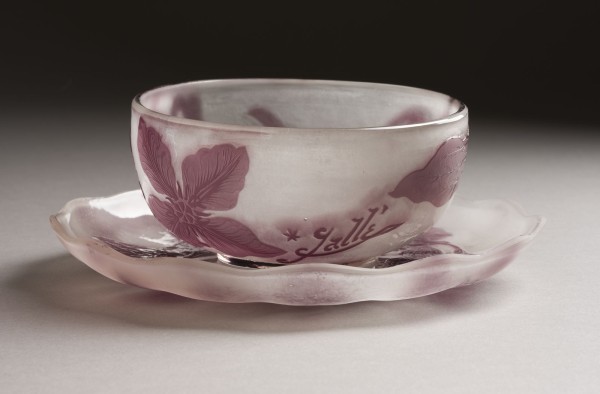 Auction 146<br>SCHALE UND UNTERZESTER MIT KLEMATIS-DEKOR