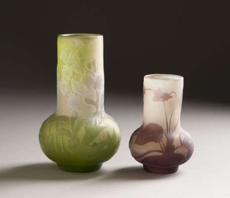 Auction 146<br>ZWEI VASEN MIT FLORALEN DEKOREN