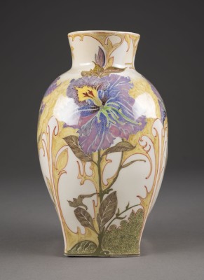 Auction 146<br>VASE MIT BLUMEN-DEKOR