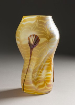 Auction 146<br>VASE 'PHAENOMEN' MIT TROPFENAUFLAGEN