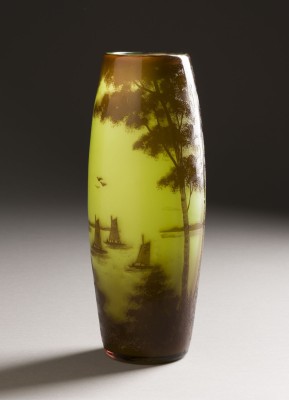 Auction 146<br>CAMEO-VASE MIT SEELANDSCHAFT