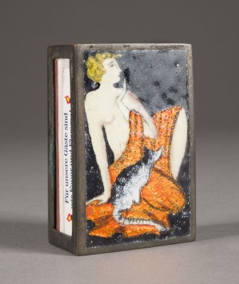 Auction 146<br>ZÜNDHOLZHÜLLE / STREICHHOLZSCHACHTELETUI MIT EMAILLERTTER FIGURATIVER DARSTELLUNG 'AKT MIT KATZE'
