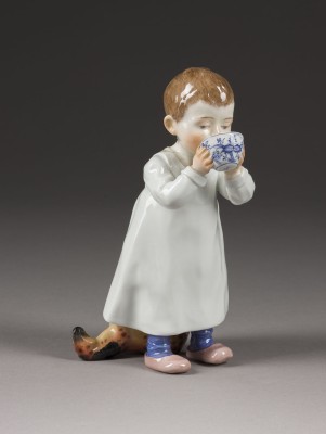 Auktion 146<br>KIND, AUS EINER TASSE TRINKEND