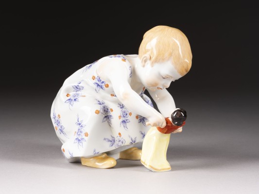 Auktion 146<br>KIND MIT PUPPE, TANZEND