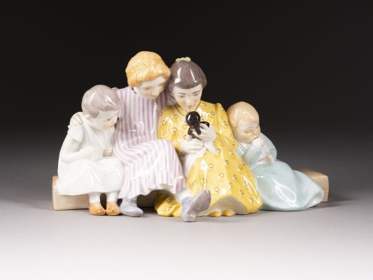 Auktion 146<br>VIER KINDER MIT PUPPE