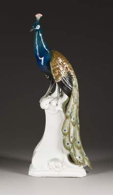 Auktion 146<br>GROSSE FIGUR 'PFAU AUF POSTAMENT'