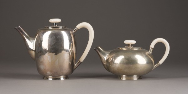 Auction 146<br>KAFFEE- UND TEEKANNE MIT ELFENBEINGRIFFEN UND -KNÄUFEN*