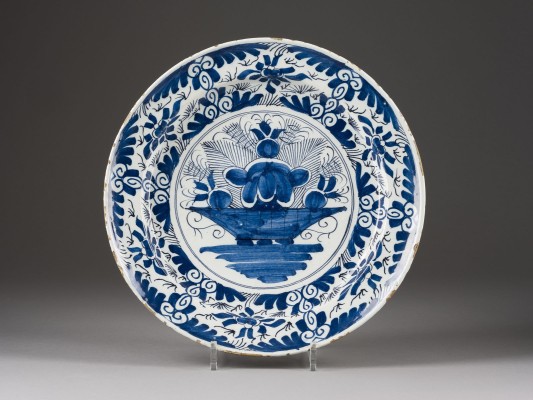 Auction 146<br>TELLER MIT BLUMENVASE