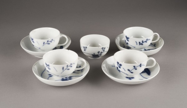 Auction 146<br>VIER TASSEN MIT UNTERTASSEN UND KOPPCHEN 'TISCHCHENMUSTER'