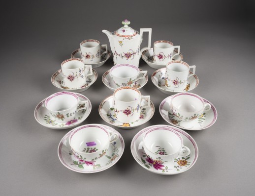Auction 146<br>21-TEILIEGS KAFFEESERVICE 'INDISCHE FELSEN-, BLUMEN- UND VOGELMALEREI'