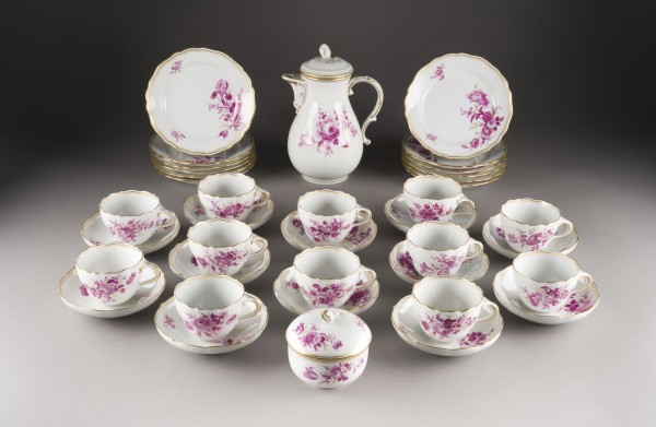 Auktion 146<br>38-TEILIGES KAFFEESERVICE 'BLUMENMALEREI - PURPUR'