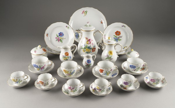 Auktion 146<br>31-TEILIGES MOKKA- UND KAFFEESERVICE 'BLUMENMALEREI'