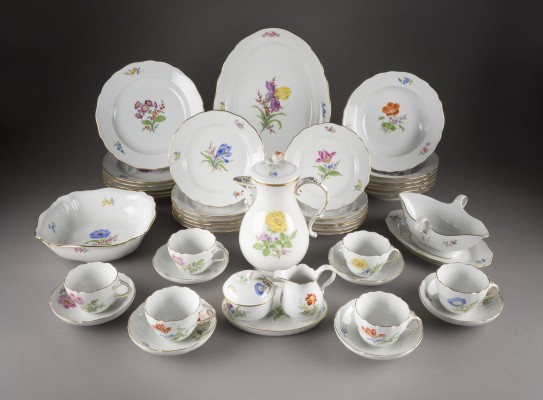 Auktion 146<br>43-TEILIGES SPEISE- UND KAFFEESERVICE 'BLUMENMALEREI'