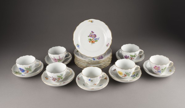 Auktion 146<br>SIEBEN KAFFEEGEDECKE 'BLUMENMALEREI'