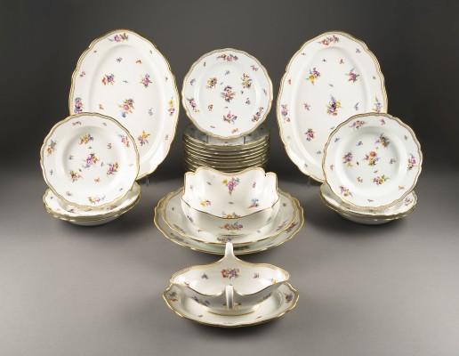 Auction 146<br>24-TEILIGES SPEISESERVICE 'BLUMENMALEREI MIT INSEKTEN UND GALRIEKANTE'
