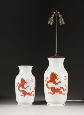 Auktion 146<br>VASE UND LAMPE 'ROTER MING-DRACHE'