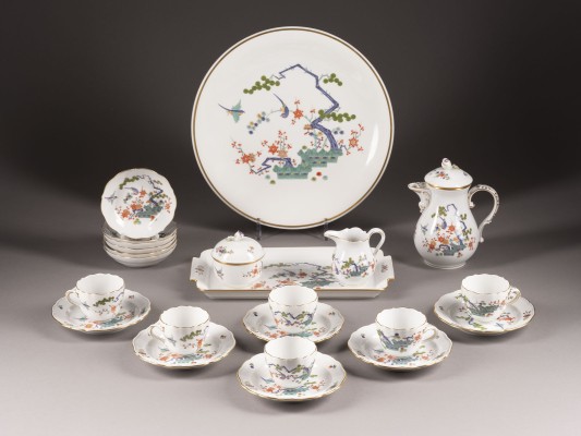 Auction 146<br>23-TEILIGES MOKKASERVICE MIT KAKIEMON-DEKOR 'DREI FREUNDE'