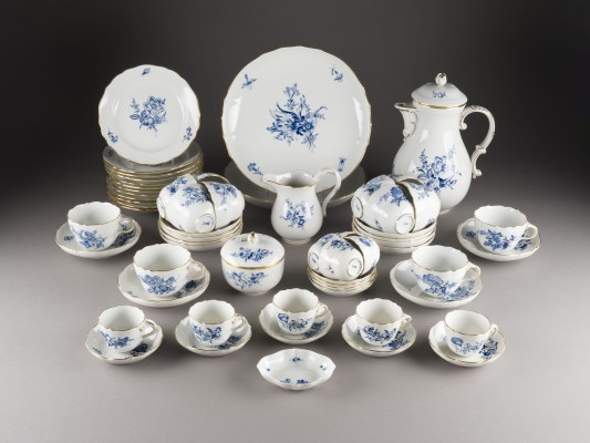 Auktion 146<br>60-TEILIGES MOKKA- UND KAFFEESERVICE 'BLAUE BLUME'