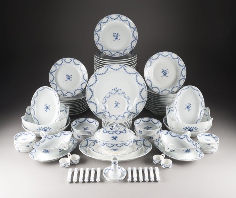 Auktion 146<br>103-TEILIGES SPEISESERVICE MIT BLUMENFESTONS