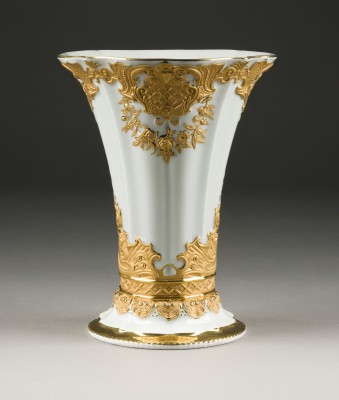 Auktion 146<br>PRUNKVASE MIT REICHEM GOLDDEKOR