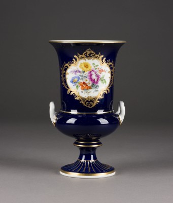 Auktion 146<br>KOBALTBALUE KRATERVASE MIT BLUMENMALEREI