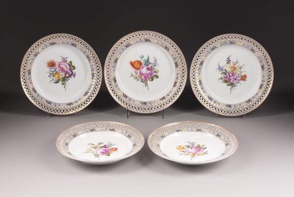 Auktion 146<br>FÜNF TELLER MIT BLUMENMALEREI