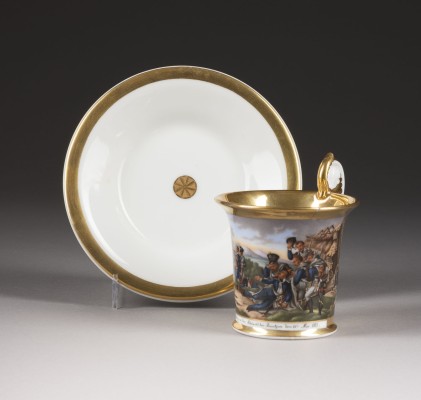 Auction 146<br>TASSE MIT BATAILLEMALEREI UND UNTERTASSE
