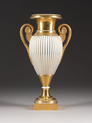 Auction 146<br>KLASSIZISTISCHE AMPHOREN-VASE