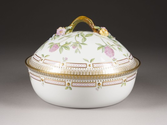 Auction 146<br>RUNDE DECKELTERRINE 'FLORA DANICA'
