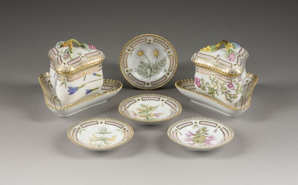Auction 146<br>ZWEI CREMETÖPFCHEN UND VIER SCHÄLCHEN 'FLORA DANICA'