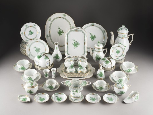 Auction 146<br>74-TEILIGES MOKKA- UND KAFFEESERVICE 'APPONYI GRÜN'