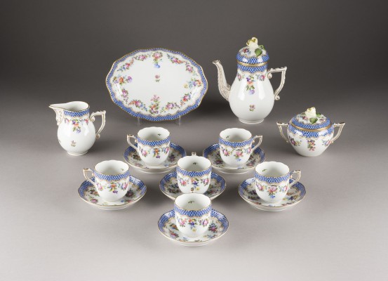 Auction 146<br>16-TEILIGES MOKKASERVICE 'GUIRLANDE DE LIECHTENSTEIN MIT BLAUER SCHUPPENMALEREI'