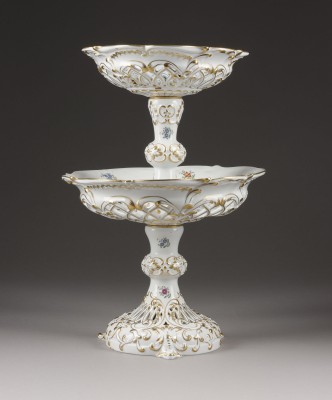 Auction 146<br>GROSSE ETAGÈRE 'FLEUR DE INDES'