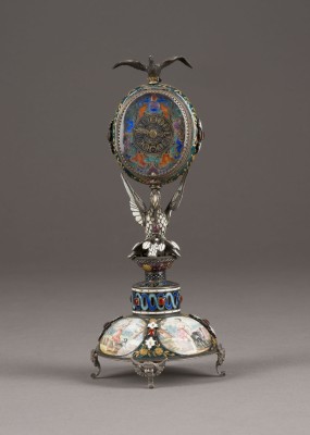 Auction 146<br>FEINE WIENER TISCHUHR MIT EMAILLE-DEKOR