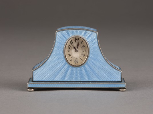 Auction 146<br>SELTENE ZENITH-MINIATUR-TISCHUHR MIT GUILLOCHIERTEM EMAILLE-DEKOR