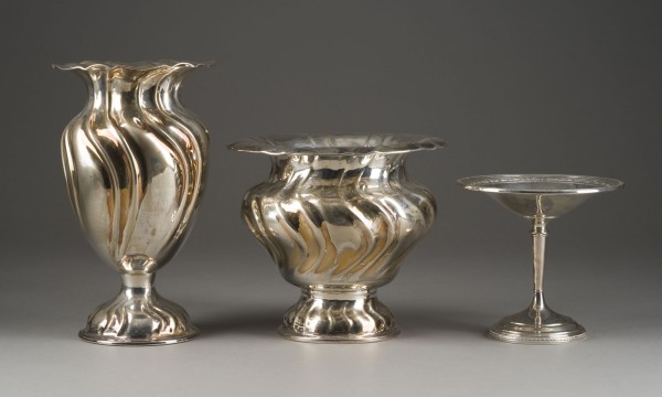Auction 146<br>DREI-TEILIIGES KONVOLUT VON ZWEI VASEN UND FUSSSCHALE