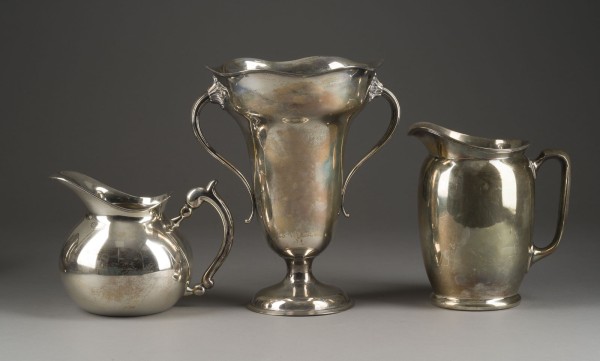 Auction 146<br>DREI-TEILIGES KONVOLUT VON ZWEI SCHENKKANNEN UND DOPPELHENKELVASE