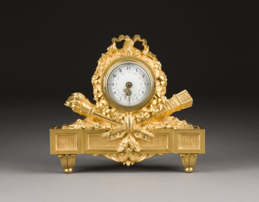 Auktion 146<br>FEUERVERGOLDETE TISCHUHR IM LOUIS XVI-STIL